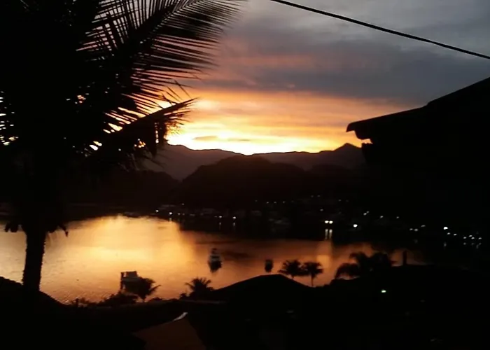 Excelente Casa Em Angra Dos Reis Condominio Com Praia E Piscina.